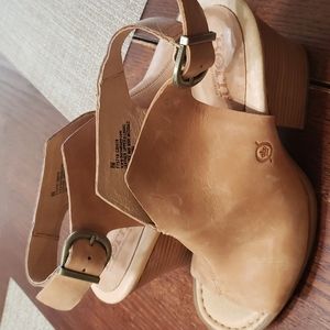 BORN Womens Sandals tan size 8M